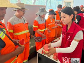 石家庄市裕华区为户外工作者送上夏日清凉西瓜