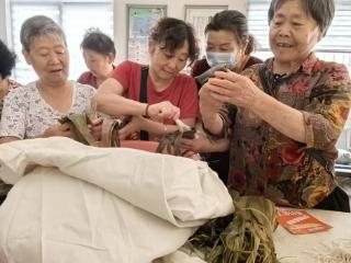 济宁市任城区仙营街道南岱社区：巧手包粽迎端午，邻里温情暖人心