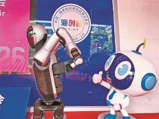 第24届海创会厦门展区 全球首创人形机器人给自己换电池