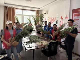 济宁市任城区阜桥街道菜市社区开展“艾叶飘香 手作安康”艾草花束DIY活动