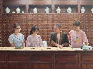 “戴个香草袋，不怕五虫害” 非遗传承人指导市民制作徽州特色端午香包