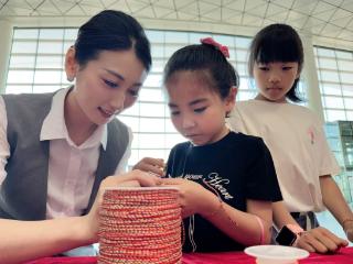 粽香暖旅途 佳节共安康——长春机场联合长春市图书馆开展端午与客同庆活动