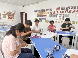 济宁市嘉祥县嘉祥街道前进河社区开展端午艾草养生锤DIY手工活动