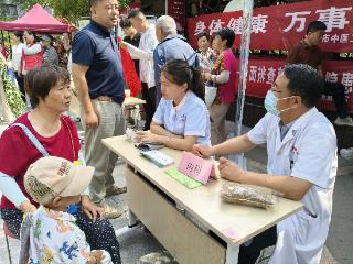 “首善”之区 文明润心｜双平台联动 打造泰山区学苑社区“幸福17”暨红映公益日暖心公益市集