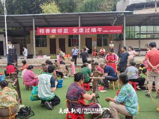 铜仁闵孝镇开展端午包粽子暨普法宣传活动
