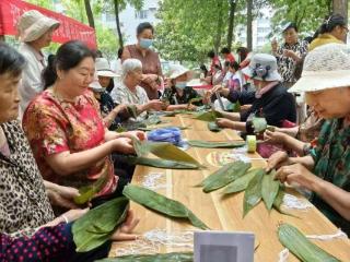 济宁太白湖新区许庄街道荷花路社区开展“粽香传温情 便民暖端午”活动