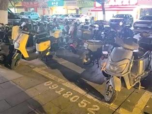 云睦街公共停车位 长期被人用电动车、衣架等物品占用