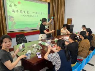 【我们的节日·端午节】济南市莱芜区凤城街道东风社区开展“艾香迎端午 巧手传温情”艾草锤制作活动