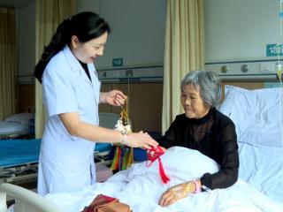 香囊寄安康 岐黄暖病房——普定县中医医院为全体住院患者送上端午中药香囊