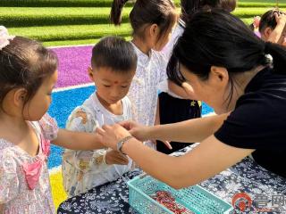 薛城区临城实验小学幼儿园开展“采艾纳福 绳系安康”主题活动