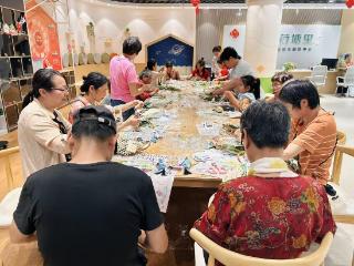 荷韵社区：巧手束艾草，浓情过端午