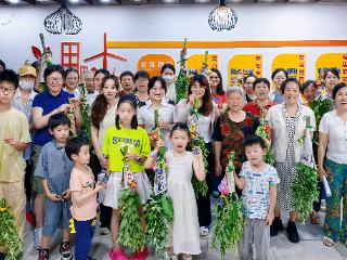 星慧社区：艾香盈袖庆端午，文脉润心聚邻里