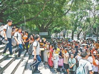 福建中考收官：家长无惧暑热 花式温馨陪考