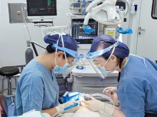 从吉林到青岛，千里“打飞的”只为给孩子看牙疼？背后的真相让人破防
