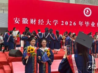 每人都有！安徽财经大学以葵花礼送毕业生