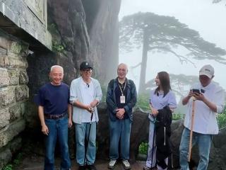 俞敏洪43年后再见黄山迎客松：老朋友又见面了