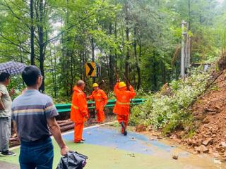婺源公路中心高效处置S303浙临线塌方险情
