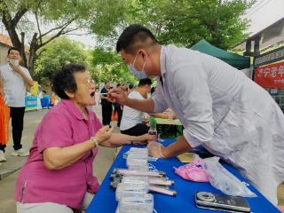 济宁市任城区阜桥街道解放路社区开展“信用聚民心 大集惠民生”志愿服务活动