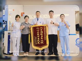 锦旗致谢！公务员成功摘镜告别十年近视，点赞贵阳爱尔眼科十五年老牌院区精湛医术与暖心服务