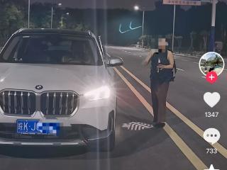 公共道路中间拍段子 阜阳一女子违法停车被处罚