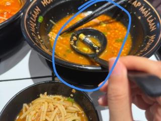 顾客在上海一知名米线品牌门店吃出电池 店方：员工操作失误，已整改