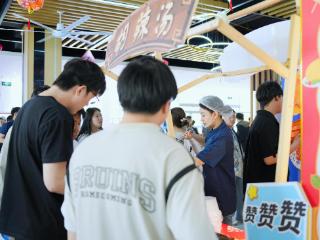 河南师傅熬胡辣汤，贵州空运糍粑辣椒，哈尔滨华德学院让学生吃到地道家乡味