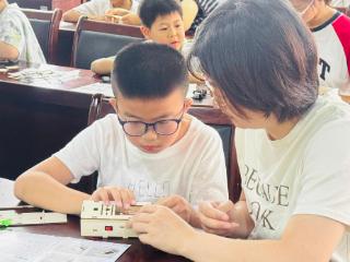 淞涛社区：巧手拼装探冷热，科学启蒙沁童心