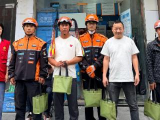 市镇社区：炎炎夏日送清凉，暖心关爱新业态