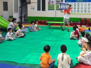 济宁市任城区阜桥街道牌坊街社区联合宝威幼儿园开展防溺水体验活动