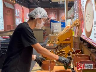 纵览原创丨石家庄小伙烧烤店打工时查到高考成绩，哭着给母亲打电话报喜，经理给全体店员买奶茶表示祝贺