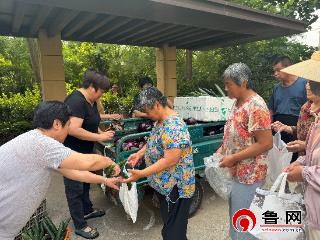 德州天衢新区宋官屯街道沙王社区：爱心鲜蔬送长者 敬老温情暖社区