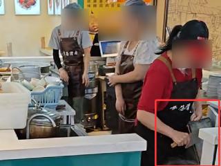 餐饮店员工“用菜刀刮拖把” 重庆一地市场监管局回应：正在核实查处