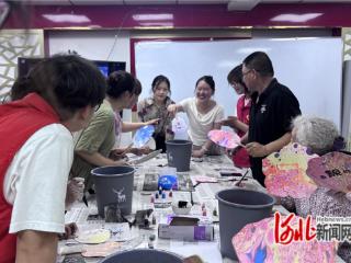 石家庄市裕华区新天地社区举办非遗漆扇手工创作活动