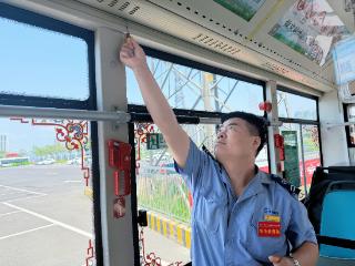 末班车上的“临时家长” 护送迷途学童平安归家