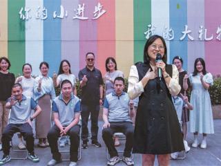 8位心青年从学校毕业了 带了他们12年的班主任寄语 要认真开心地生活，放松，别强求