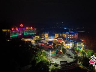张家界第九届慈利万福温泉泼水狂欢季开幕(图)