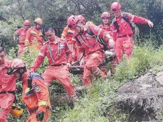 雨后爬山女子摔落3米深坑 救援人员穿越密林接力转运