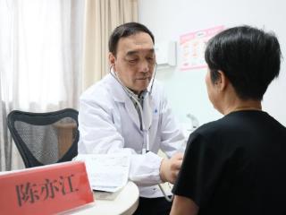 南京医疗专家回兴化家乡义诊感恩行活动举行