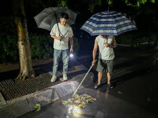 雨夜显担当 退役不褪色——泰山区上高街道双龙社区退役军人筑牢汛期安全防线