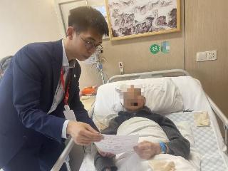 为民办实事 百年人寿陕西分公司为老年客户提供上门服务