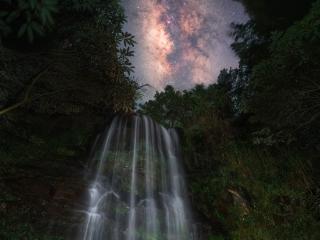 冷水中摸黑站一小时，星空摄影师在石台拍到“疑似银河落九天”美景 网友：李白诚不欺我