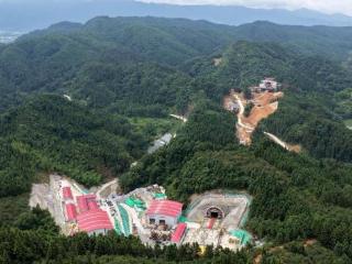 长赣高铁全线首座隧道贯通