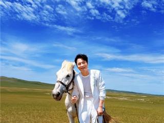 云飞全新单曲《奔腾的海骝马》温情上线，一开口便是草原万里