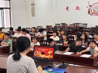 七彩夏日启新篇 红色薪火润童心