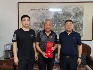 济南市莱芜区凤城街道东方红社区开展“致敬荣光·情暖老党员”主题活动