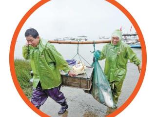 满城烟火开启江鲜盛宴 无人机“抢鲜” 26公斤“鱼王”出水