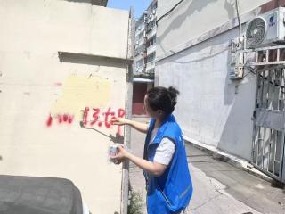 济宁市任城区阜桥街道安阜街社区开展“净化社区环境 小广告集中清理”专项行动