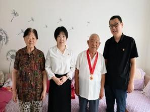 入户送荣光 初心永不忘 —— 济宁市泗水县商务局上门为党员颁发“光荣在党50年”纪念章