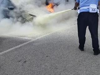 路遇轿车自燃 邢台交警火速处置