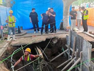 上百条光缆中“大海捞针” 中国联通青岛市分公司路面塌方现场连夜抢修青连干线光缆
